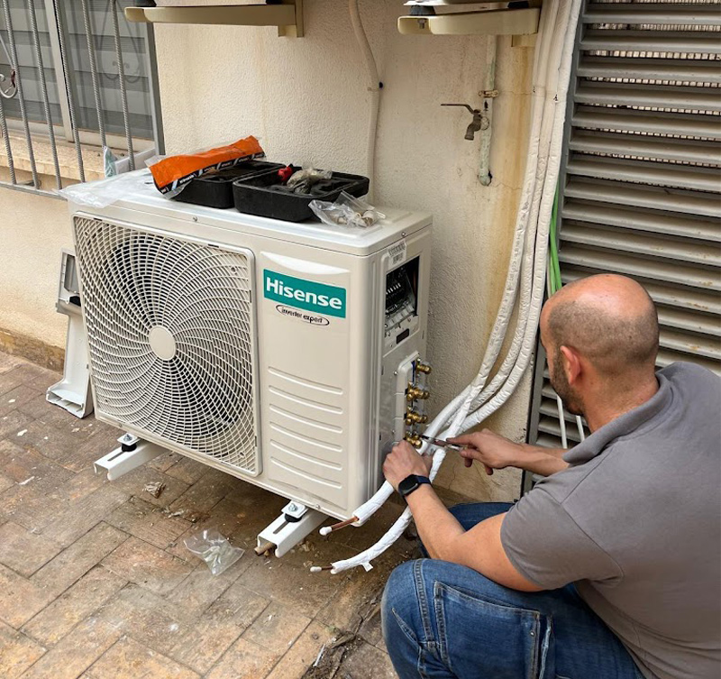 Instalación de aire acondicionado Hisense en vivienda de Alcantarilla Técnico instalando unidad exterior Hisense en vivienda de Alcantarilla, Murcia