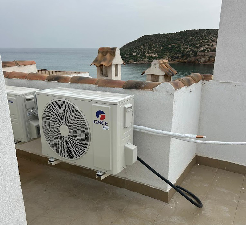 Instalación de aire acondicionado GREE en vivienda cerca de la costa de Murcia Unidad exterior de aire acondicionado instalada en vivienda con vistas al mar en Murcia